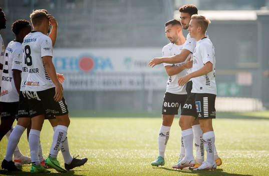 Örebros Deniz Hümmet gör 1-0 och jublar med Jiloan Hamad