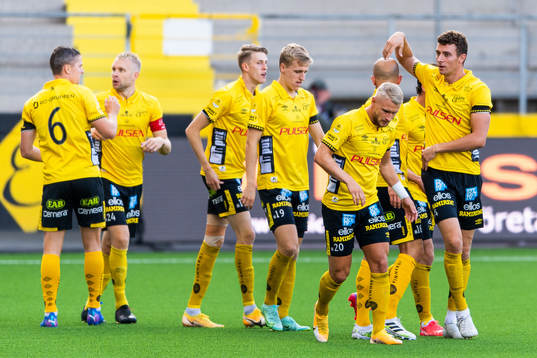 Elfsborgs Alexander Bernhadsson jublar med lagkamrater