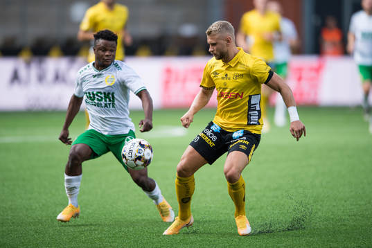 Elfsborgs Simon Strand och Hammarbys Akinkunmi Amoo