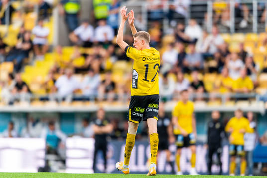 Elfsborgs Alexander Bernhadsson tackar publiken när han