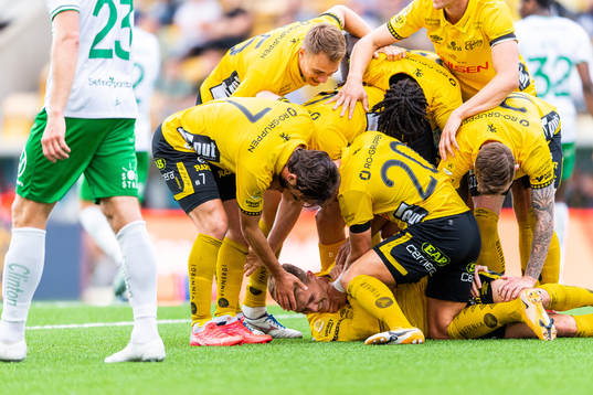 Elfsborgs Jeppe Møldrup Okkels jublar med lagkamrater