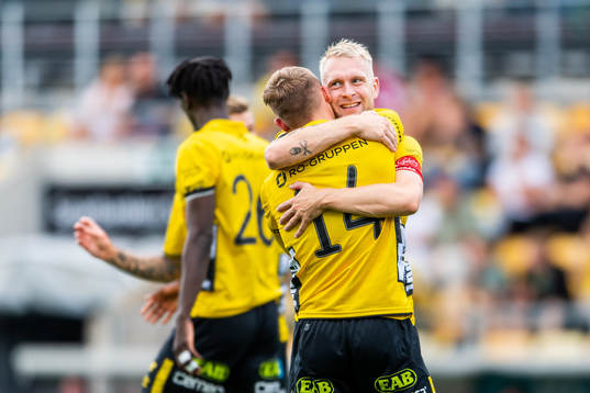 Elfsborgs Johan Larsson jublar med målskytten till 2-0