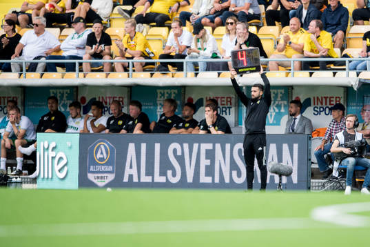 Fjärdedomaren visar skylt med tilläggsminuter