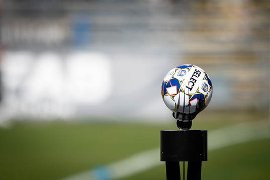 En fotboll före fotbollsmatchen i Allsvenskan mellan
