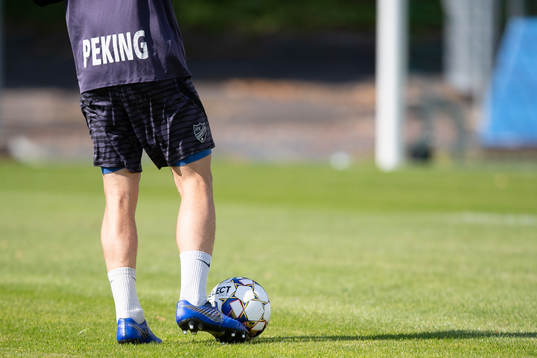 En fotboll före fotbollsmatchen i Allsvenskan mellan