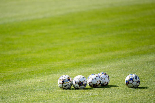 Fotbollar före fotbollsmatchen i Allsvenskan mellan