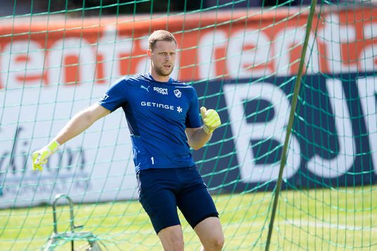 Halmstads målvakt Malkolm Nilsson Säfqvist före