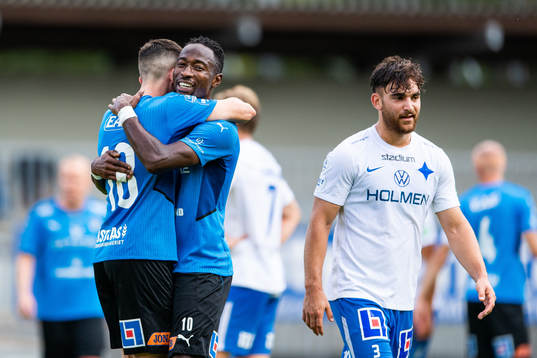 Halmstads Emil Tot Wikström och Sadat Karim jublar medan