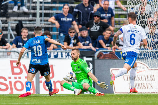 Halmstads Emil Tot Wikström och IFK Norrköpings målvakt
