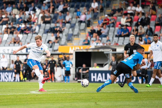 IFK Norrköpings Alexander Fransson som täcks av Halmstads