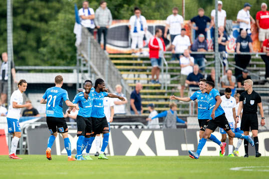 Halmstads Sadat Karim jublar med laget