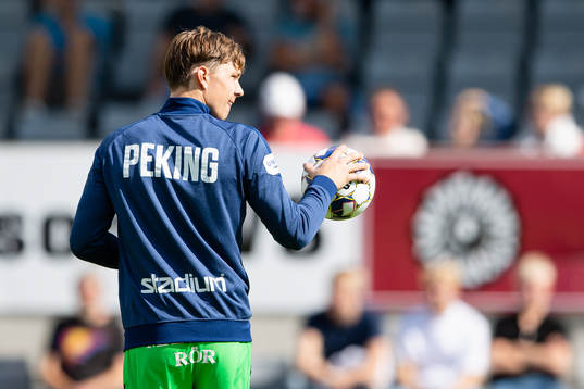 IFK Norrköpings målvakt Julius Lindgren före