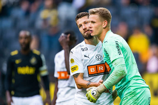 Häckens Joona Toivio kramar om målvakt Johan Brattberg