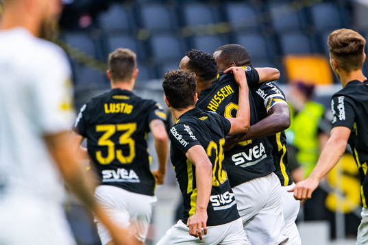 s Bilal Hussein jublar med lagkamrater