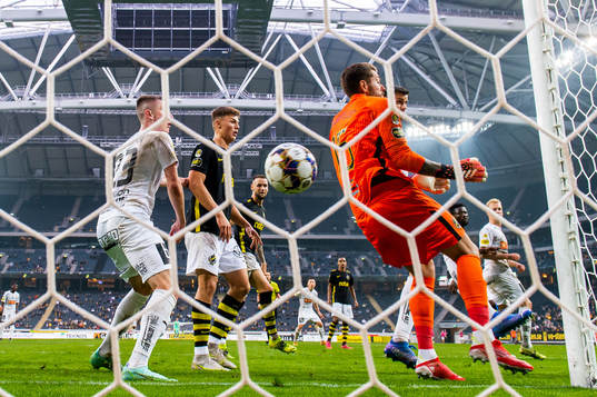 s målvakt Kristoffer Nordfeldt släpper in 2-1