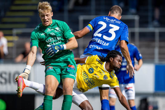 Falkenbergs Kwame Kizito mot Trelleborgs målvakt Kasper