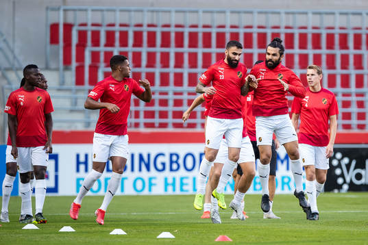 Vasalunds Anton Liljenbäck och Victor Karlsson värmer upp