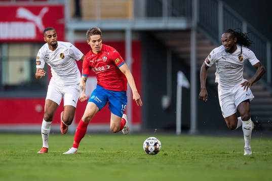 Vasalunds Alexander Andue och Kebba Ceesay mot Helsingborgs