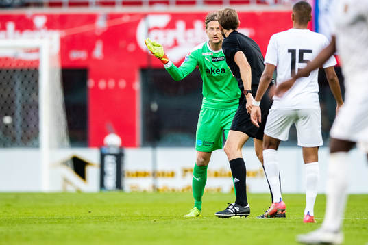 Helsingborgs målvakt Anders Lindegaard reagearar