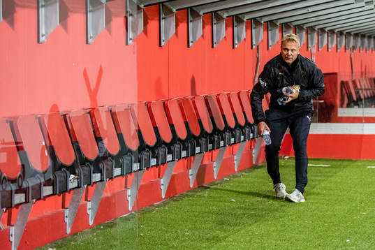 Vasalunds tränare Roberth Björknesjö städar upp i