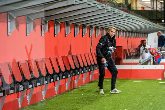 Vasalunds tränare Roberth Björknesjö städar upp i