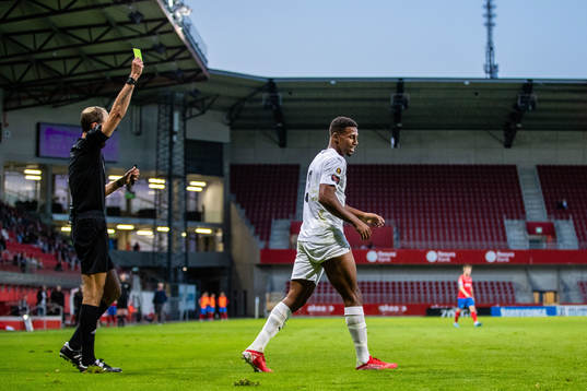Domare Andreas Dufva-Johansson varnar Vasalunds Isak Hien