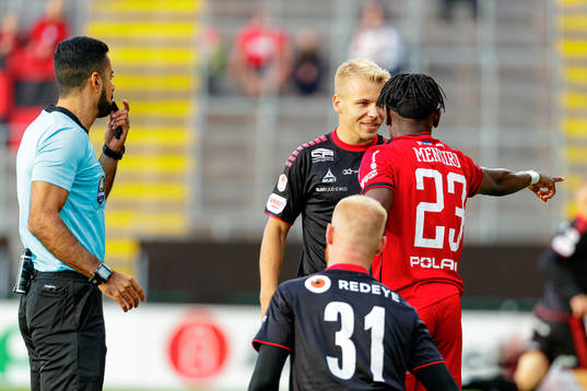 Kalmars Isak Jansson i samtal med Östersunds Samuel Mensiro