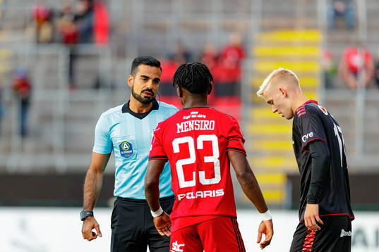 domare Mohammed Al-Hakim i samtal med Östersunds Samuel