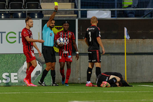 domare Mohammed Al-Hakim ger Östersunds Samuel Mensiro