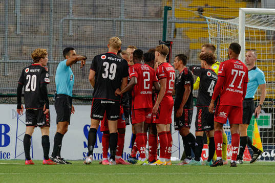 domare Mohammed Al-Hakim i samtal med spelarna