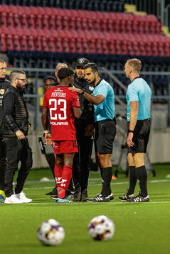 Östersunds Samuel Mensiro  i samtal med domare Mohammed