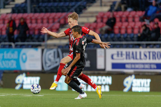 Östersunds Sebastian Karlsson Grach   i kamp medKalmars