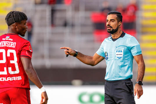 domare Mohammed Al-Hakim i samtal med Östersunds Samuel