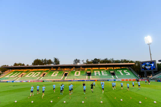 Players warm up