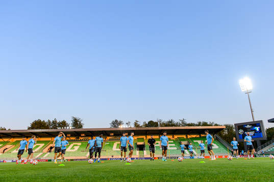 Players warm up