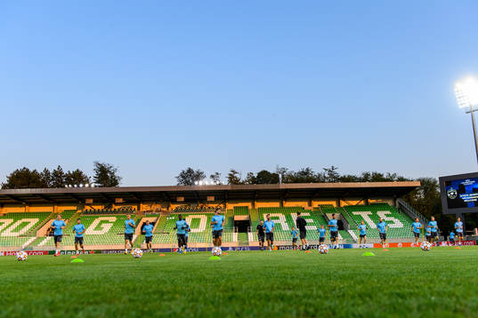 Players warm up