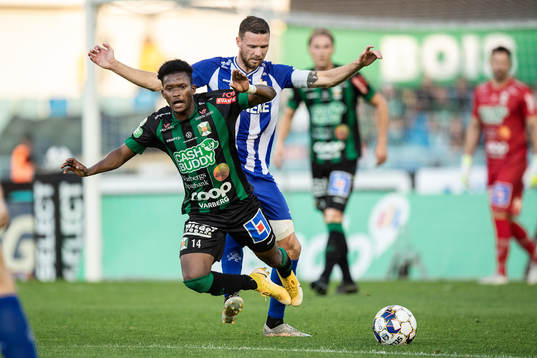 Varbergs Adama Fofana och IFK Göteborgs Marcus Berg
