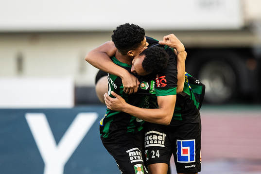 Varbergs Ryan Moon och Luke le Roux jublar