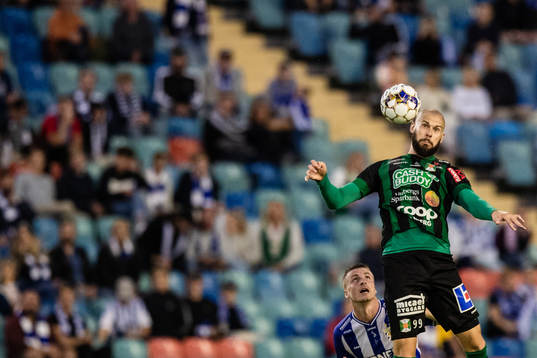 Varbergs Robin Simovic mot IFK Göteborgs Calle Johansson