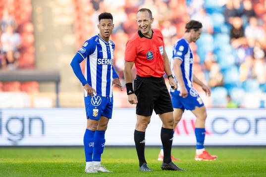 IFK Göteborgs Tobias Sana och domare Kaspar Sjöberg