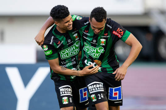Varbergs Luke le Roux jublar ihop med 0-2 målskytten Ryan