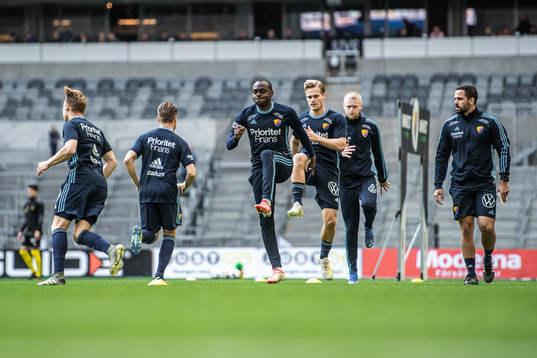 Djurgårdens Edward Chilufya värmer upp