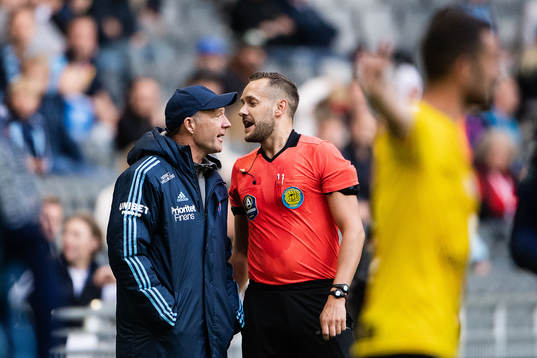 Djurgårdens tränare Kim Bergstrand i samtal med domare