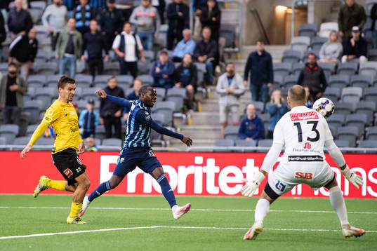 Djurgårdens Edward Chilufya och of Mjällbys målvakt