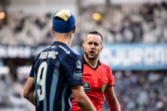 Domare Victor Wolf i samtal med Djurgårdens Haris Radetinac
