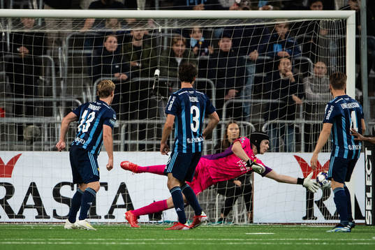 Djurgårdens målvakt Jacob Widell Zetterström med en