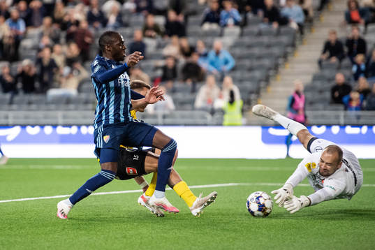 Mjällbys målvakt Carl-Johan Eriksson och Djurgårdens