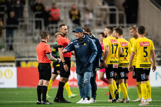 Djurgårdens tränare Kim Bergstrand och domare Victor Wolf