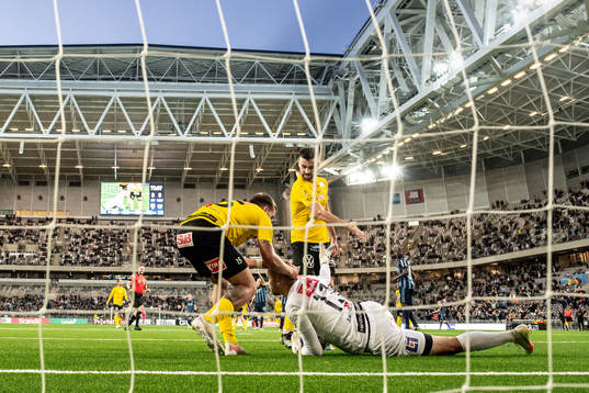 Mjällbys målvakt Carl-Johan Eriksson jublar med