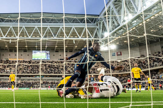 Mjällbys målvakt Carl-Johan Eriksson med räddning